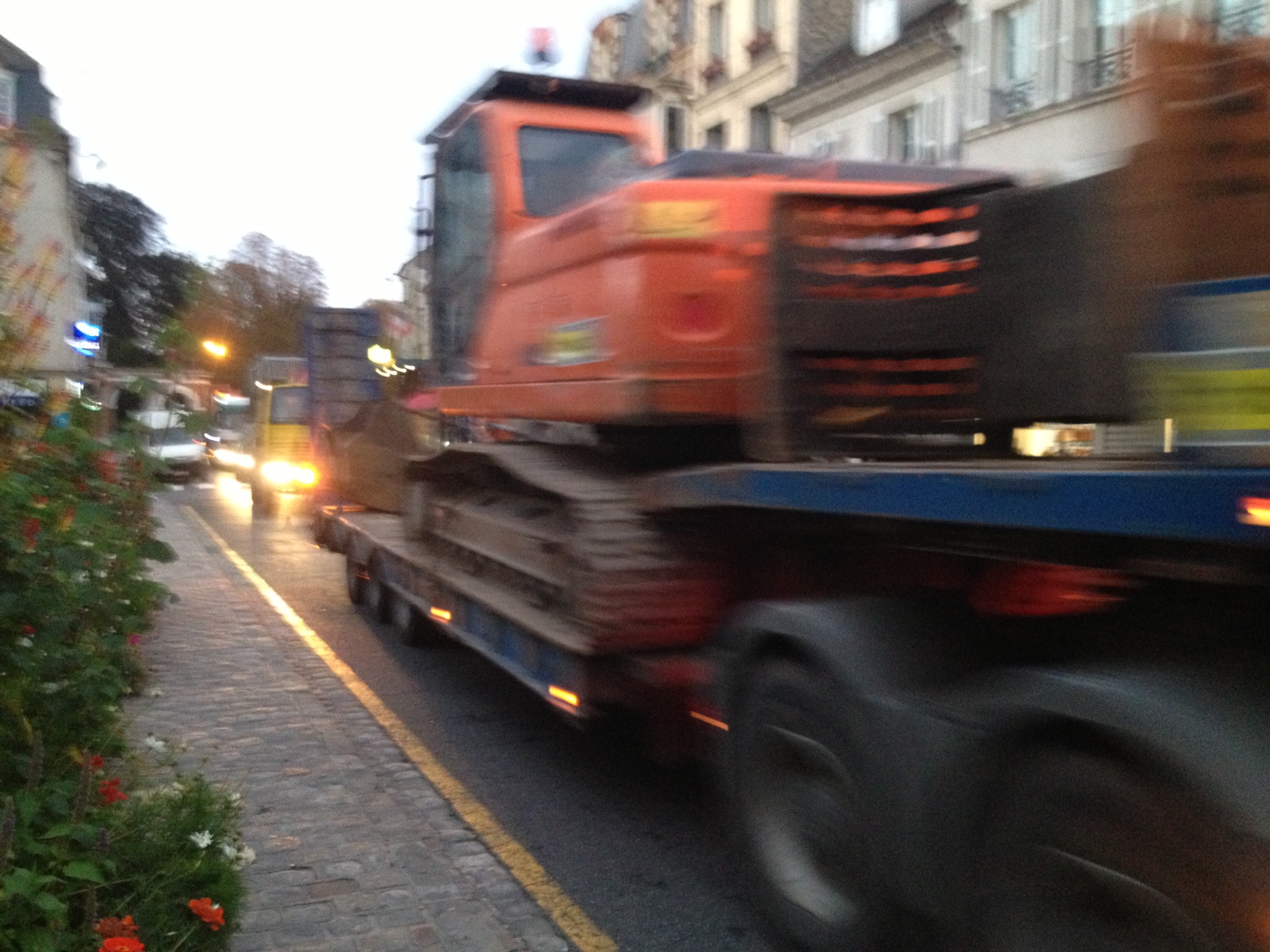7h30 : les bulldozers arrivent rue Grande
