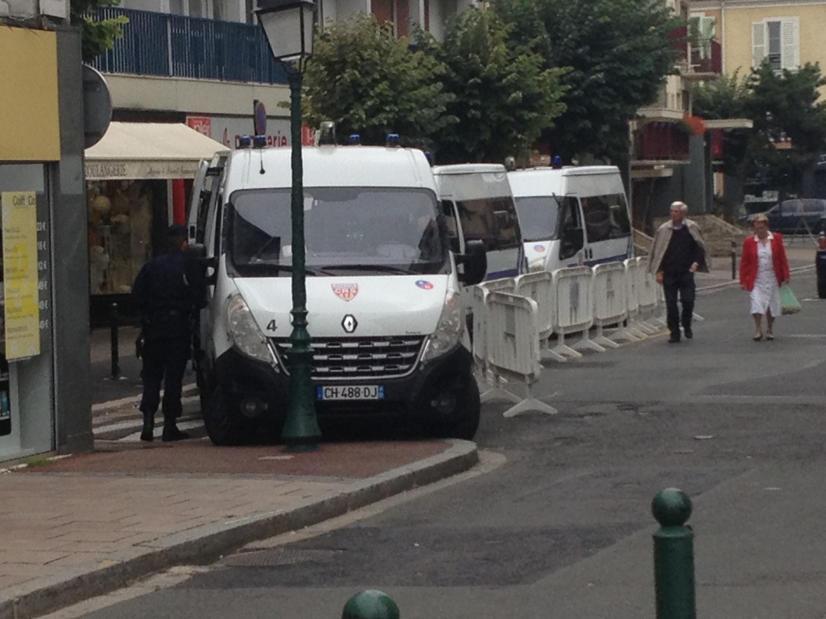 40 CRS, des renforts de police et des barrières anti-émeutes pour détruire la Halle du Marché